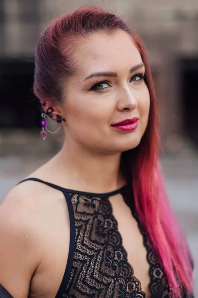 Retrato Una Joven Con Pelo Rosa Vestido Con Chaqueta Cuero — Foto de Stock