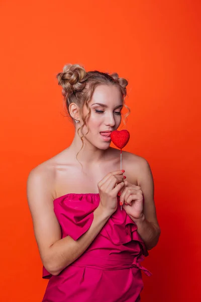 Chica Vestido Rojo Sobre Fondo Naranja Estudio Chica Rubia Con — Foto de Stock