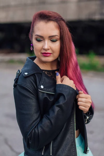 Retrato Una Joven Con Pelo Rosa Vestido Con Chaqueta Cuero — Foto de Stock