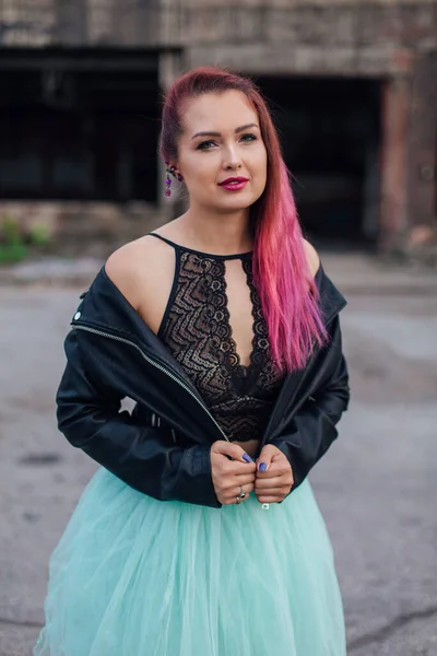 Retrato Una Joven Con Pelo Rosa Vestido Con Chaqueta Cuero — Foto de Stock