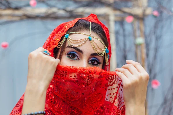 Nahaufnahme Porträt Einer Schönen Östlichen Frau Mit Hellem Make Und — Stockfoto