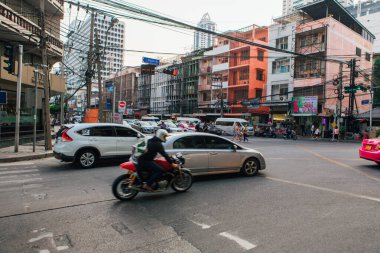 Bangkok, Tayland - 13 Şubat 2018: Bangkok, Tayland 'da trafik yavaş ilerliyor. Yollarda arabalar, motosikletler ve şehir ulaşımı.