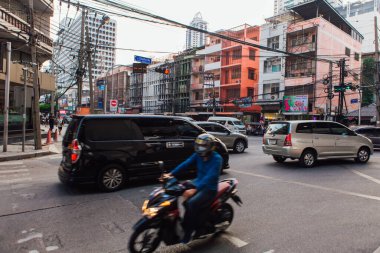 Bangkok, Tayland - 13 Şubat 2018: Bangkok, Tayland 'da trafik yavaş ilerliyor. Yollarda arabalar, motosikletler ve şehir ulaşımı.