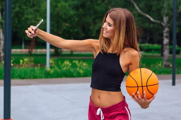 Hermosa Joven Rubia Vestida Con Camiseta Blanca Negra Pantalones Cortos —  Fotos de Stock