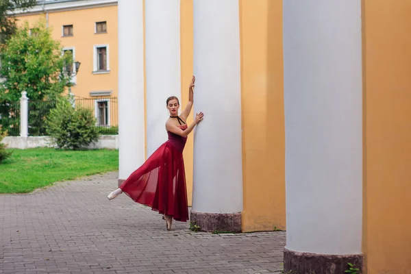 Γυναικεία Μπαλαρίνα Κόκκινο Φόρεμα Μπαλέτου Που Χορεύει Pointe Παπούτσια Δίπλα — Φωτογραφία Αρχείου