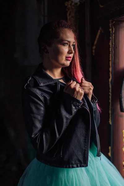 Retrato Una Joven Con Pelo Rosa Vestido Con Chaqueta Cuero — Foto de Stock