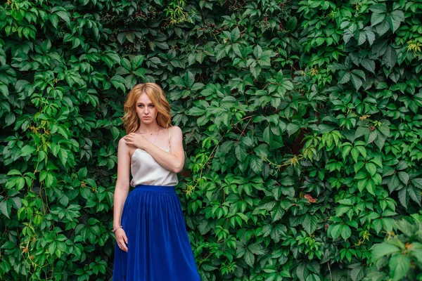 Retrato Una Joven Hermosa Mujer Con Maquillaje Pelo Rubio Rizado — Foto de Stock