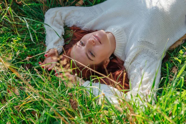 Mattina Ritratto Una Bella Donna Felice Con Capelli Rossi Posa — Foto Stock