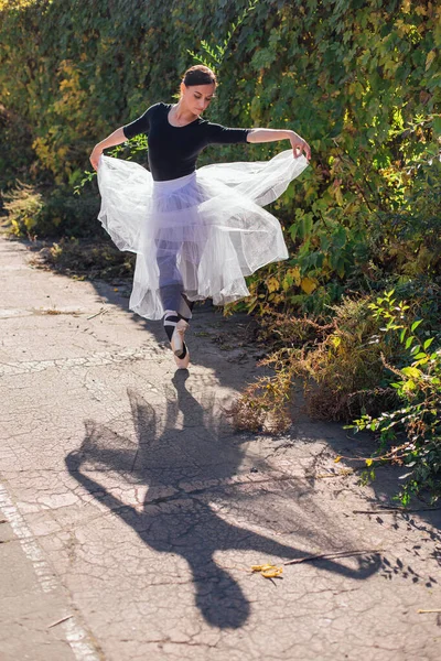 Mulher Bailarina Uma Saia Balé Branco Dançando Sapatos Pontiagudos Parque — Fotografia de Stock
