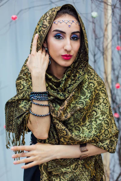 Close Retrato Uma Bela Mulher Oriental Com Maquiagem Brilhante Jóias — Fotografia de Stock