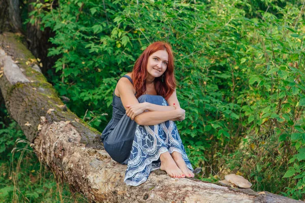 Retrato Una Mujer Romántica Con Pelo Rojo Sentado Viejo Árbol — Foto de Stock