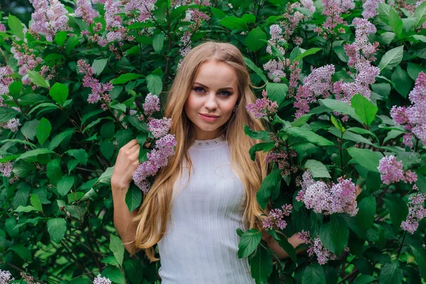 Retrato Primavera Una Encantadora Mujer Rubia Con Hermoso Vestido Blanco — Foto de Stock