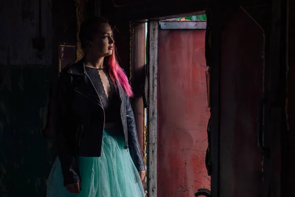 Retrato Una Joven Con Pelo Rosa Vestido Con Chaqueta Cuero — Foto de Stock