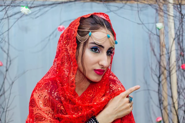 Close Retrato Uma Bela Mulher Oriental Com Maquiagem Brilhante Jóias — Fotografia de Stock