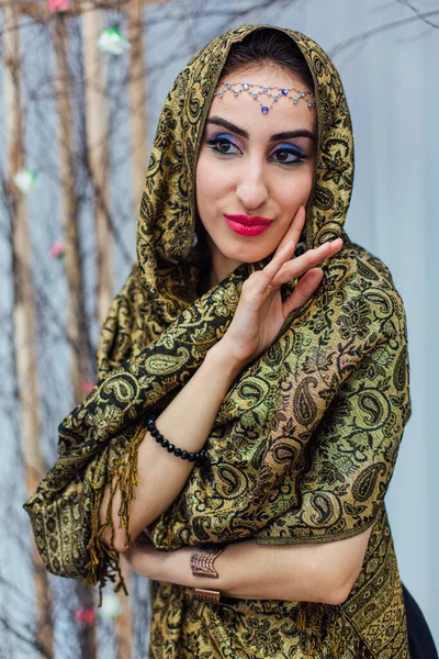 Retrato Cerca Una Hermosa Mujer Oriental Con Maquillaje Brillante Joyas — Foto de Stock