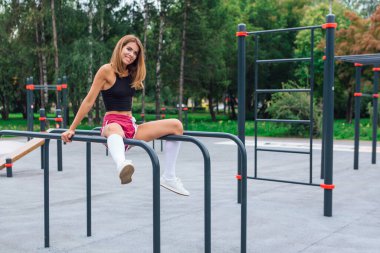 Genç, güzel, sarışın bir kadın akşam egzersizinden sonra dinleniyor.