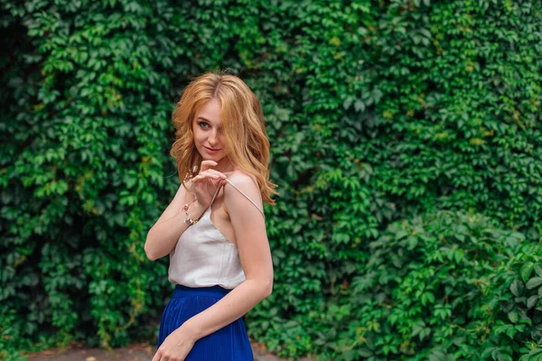 Retrato Una Joven Hermosa Mujer Con Maquillaje Pelo Rubio Rizado —  Fotos de Stock