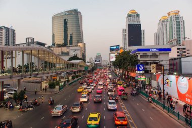 Bangkok, Tayland - 13 Şubat 2018: Bangkok, Tayland 'da trafik yavaş ilerliyor. Yollarda arabalar, motosikletler ve şehir ulaşımı.