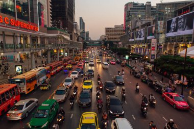 Bangkok, Tayland - 13 Şubat 2018: Bangkok, Tayland 'da trafik yavaş ilerliyor. Yollarda arabalar, motosikletler ve şehir ulaşımı.