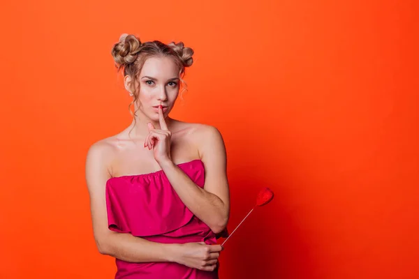 Dziewczyna Czerwonej Sukience Pomarańczowym Tle Studio Blondynka Dwoma Węzłami Włosów — Zdjęcie stockowe