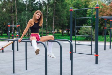 Genç, güzel, sarışın bir kadın akşam egzersizinden sonra dinleniyor.