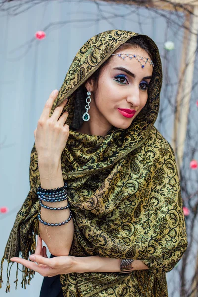 Detail Portrét Krásné Východní Ženy Jasným Make Šperky Hlavě Šátek — Stock fotografie