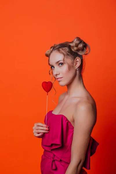 Dívka Červených Šatech Oranžovém Pozadí Studiu Blondýny Dívka Dvěma Vlasy — Stock fotografie