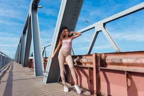 Caldo Ritratto Estivo Una Giovane Bella Donna Posa Sul Vecchio — Foto Stock