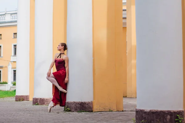 Bailarina Mujer Vestido Ballet Rojo Bailando Zapatos Puntiagudos Junto Las — Foto de Stock