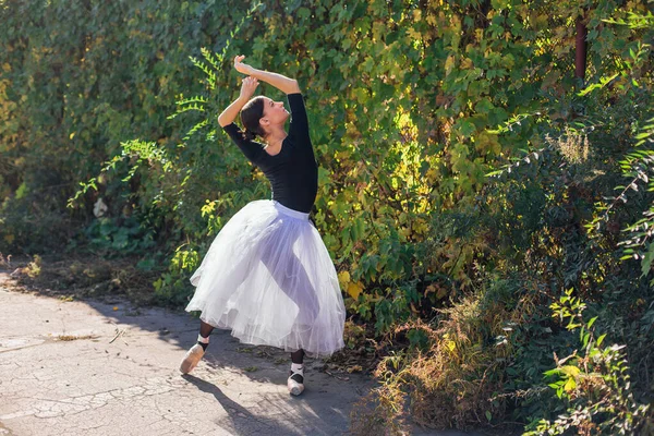 Mulher Bailarina Uma Saia Balé Branco Dançando Sapatos Pontiagudos Parque — Fotografia de Stock