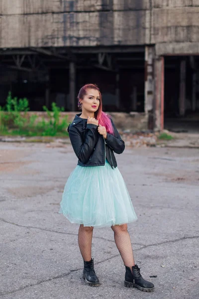 Retrato Una Joven Con Pelo Rosa Vestido Con Chaqueta Cuero — Foto de Stock