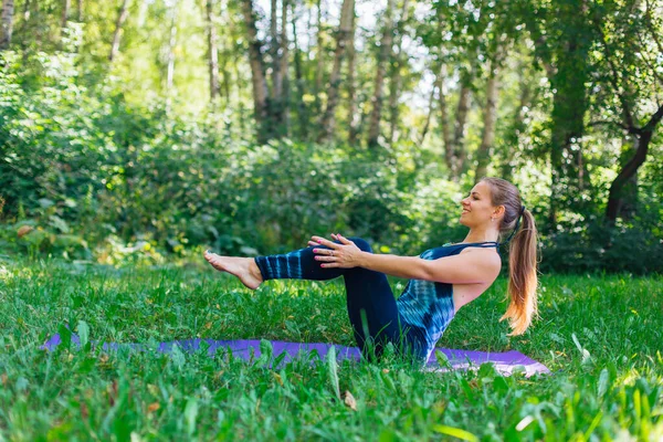 Young Caucasian Woman Doing Yoga Exercises Summer City Park — Stock Photo, Image