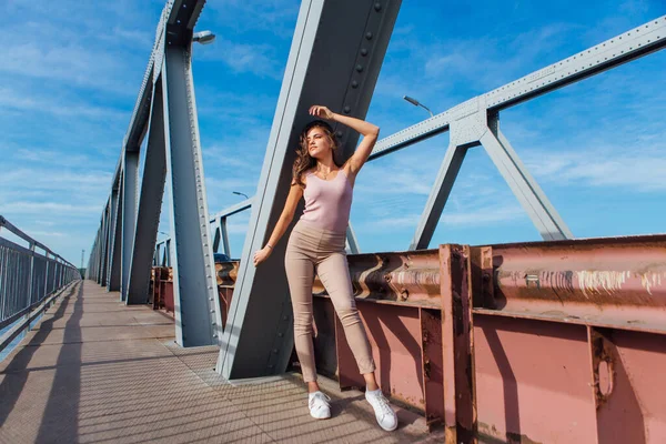 Retrato Verão Quente Uma Jovem Bela Mulher Posando Velha Ponte — Fotografia de Stock