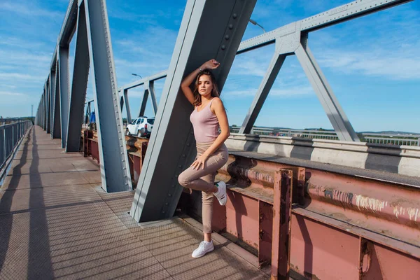 Retrato Verão Quente Uma Jovem Bela Mulher Posando Velha Ponte — Fotografia de Stock