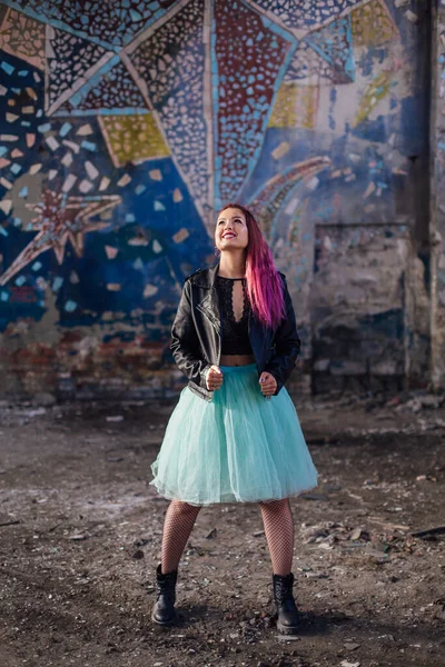 Chica Joven Con Pelo Rosa Vestido Con Chaqueta Cuero Una — Foto de Stock