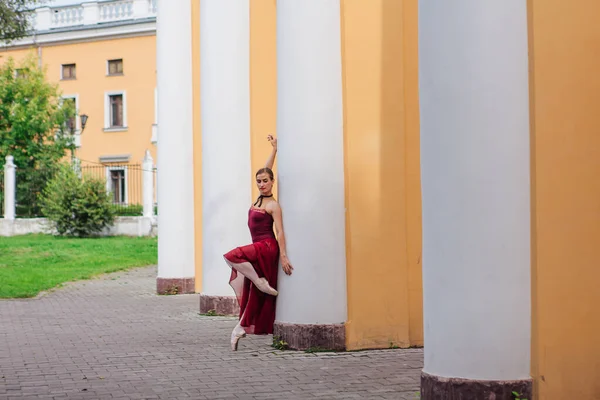 Vrouw Ballerina Rode Balletjurk Dansend Puntschoenen Naast Oude Zuilen Ballerina — Stockfoto