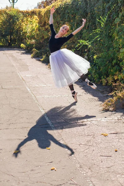 Ballerine Femme Jupe Ballet Blanche Dansant Pointes Dans Parc Automne — Photo