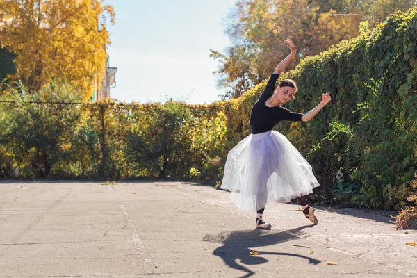 Bailarina Mujer Falda Ballet Blanca Bailando Con Zapatos Puntiagudos Parque — Foto de Stock