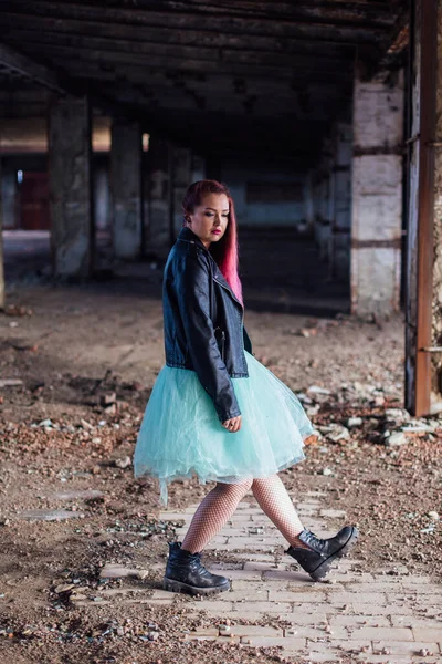 Retrato Una Joven Con Pelo Rosa Vestido Con Chaqueta Cuero — Foto de Stock