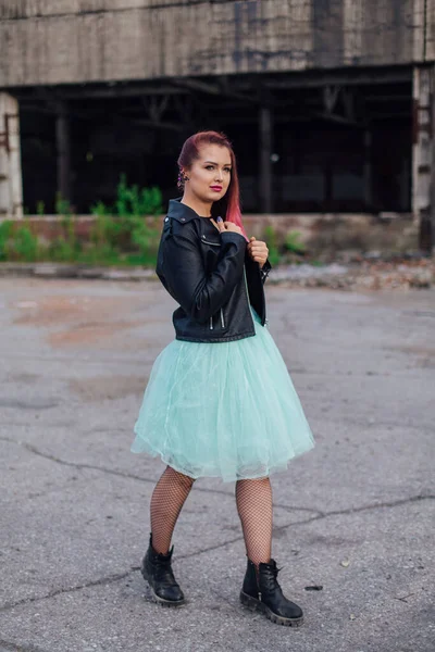 Retrato Una Joven Con Pelo Rosa Vestido Con Chaqueta Cuero — Foto de Stock