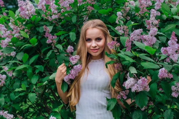 Retrato Primavera Una Encantadora Mujer Rubia Con Hermoso Vestido Blanco — Foto de Stock