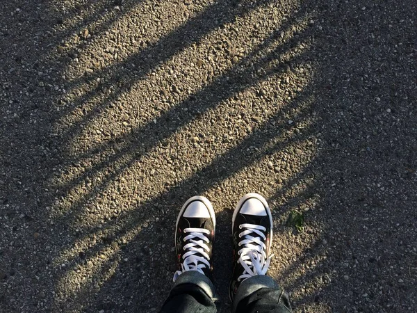 Zapatillas Lona Zapatos Los Pies Mujer Asfalto Con Líneas Sombra — Foto de Stock