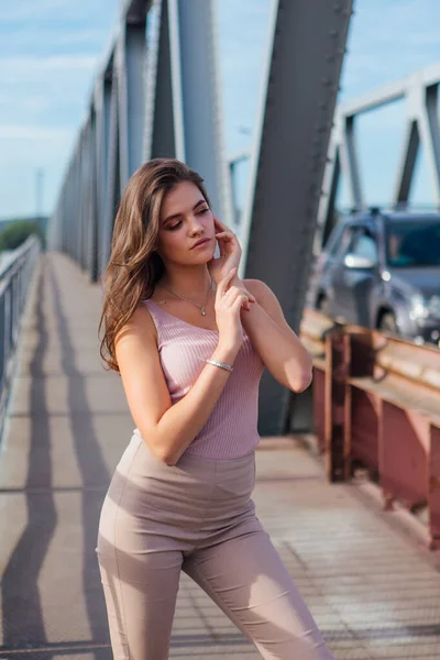 Retrato Cálido Verano Una Joven Mujer Hermosa Posando Viejo Puente —  Fotos de Stock