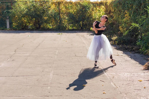 Bailarina Mujer Falda Ballet Blanca Bailando Con Zapatos Puntiagudos Parque — Foto de Stock