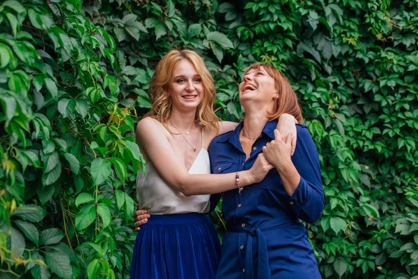 Beautiful Mother Her Grown Daughter Hugging Each Other Laughing Summer — Stock Photo, Image