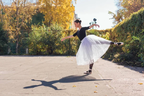 Ballerina Donna Gonna Bianca Ballerina Scarpe Punta Parco Autunnale Dorato — Foto Stock