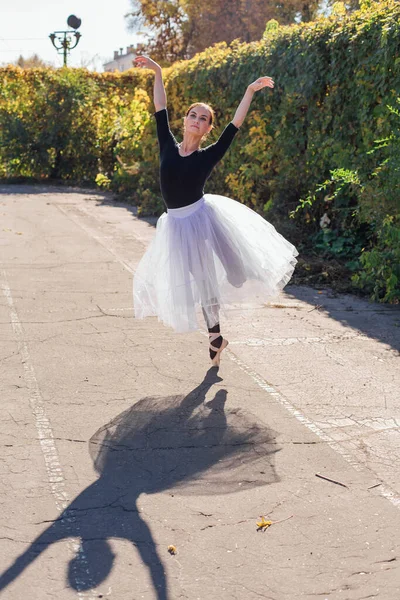 Ballerine Femme Jupe Ballet Blanche Dansant Pointes Dans Parc Automne — Photo