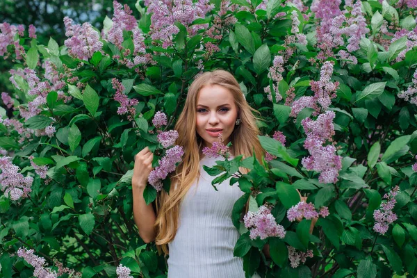 Lente Portret Van Een Charmante Blonde Vrouw Het Dragen Van — Stockfoto