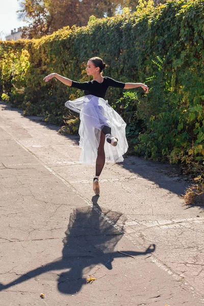 Ballerine Femme Jupe Ballet Blanche Dansant Pointes Dans Parc Automne — Photo