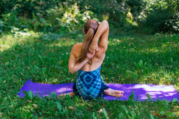 Jonge Blanke Vrouw Doet Yoga Oefeningen Zomer Stadspark — Stockfoto